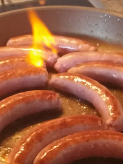 Una foto de Longanizas frescas flambeadas💣💥