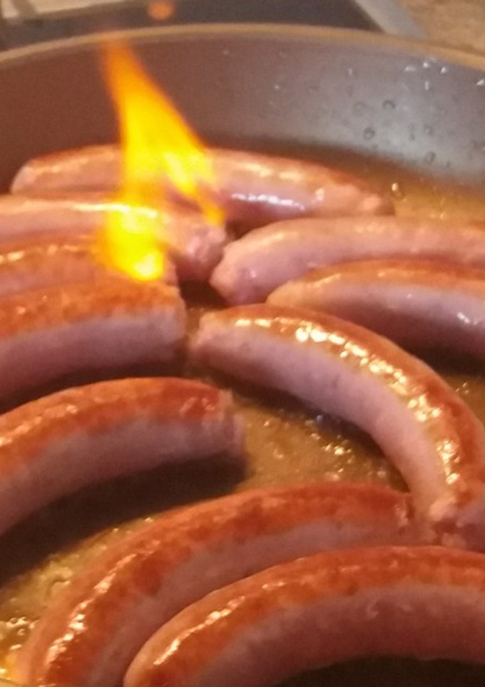 Una foto de Longanizas frescas flambeadas💣💥