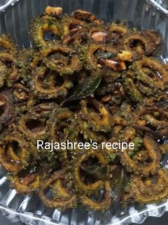 कुरकुरीत कारल्याची भाजी (Kurkurit Karlyachi Bhaji Recipe In Marathi) रेसिपी चे मुख्य फोटो