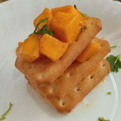 A picture of Mango Salsa Crackers.