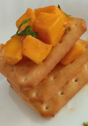 A picture of Mango Salsa Crackers.