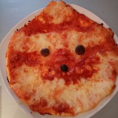 A picture of Fluffy's festive pizza :).