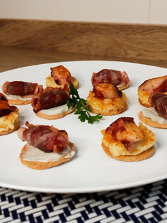 Una foto de 2 tipos de canapés para Navidades/delicias de Elche/pulpo