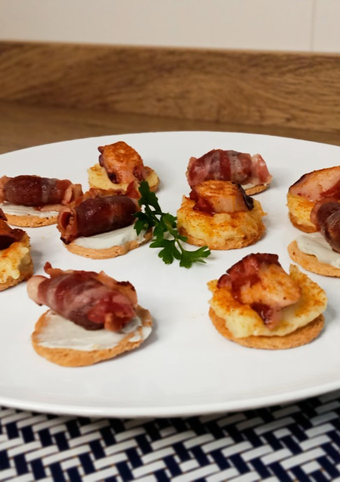 Una foto de 2 tipos de canapés para Navidades/delicias de Elche/pulpo