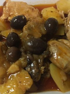 Una foto de Pollo con aceitunas moradas al orégano