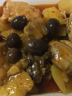 Una foto de Pollo con aceitunas moradas al orégano
