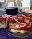 Muffins de perejil con topping de pseudo-hummus, decorados con tiritas de morrones (sin TACC)