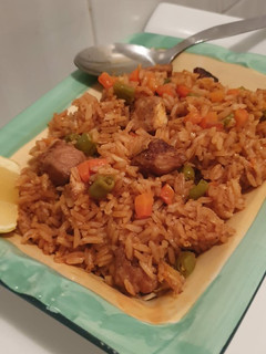 Una foto de Arroz rojo con pollo y verduras
