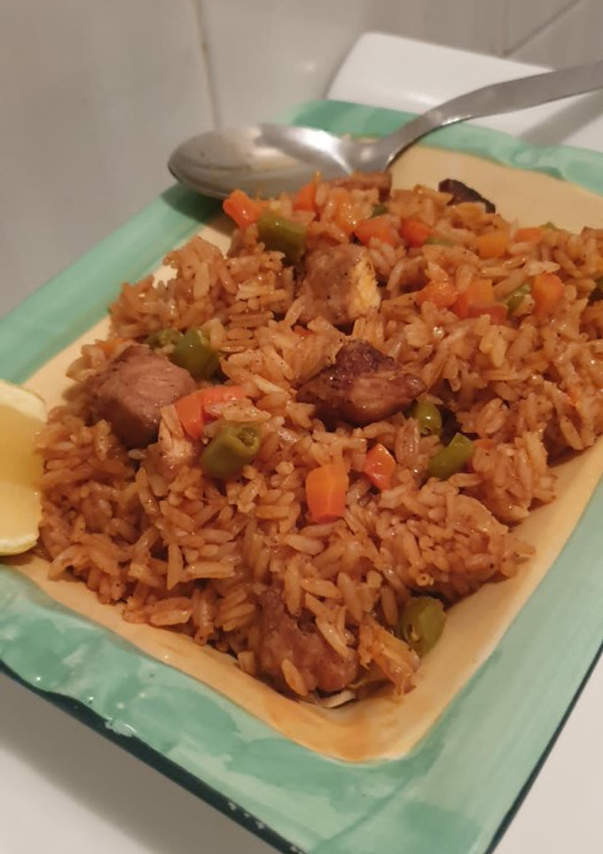 Una foto de Arroz rojo con pollo y verduras