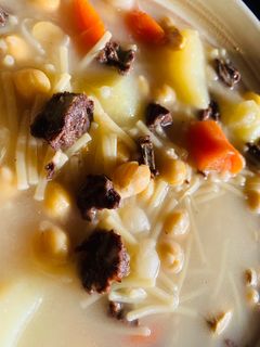 Una foto de Escudella i carn d’olla, con fideos🍲🍲