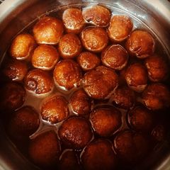A picture of Gulab jaman.