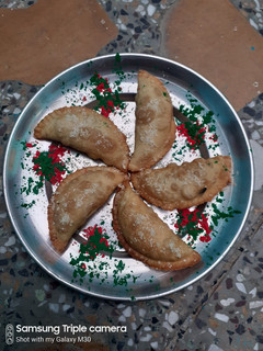 सूजी मावा गुजिया (suji mawa gujiya recipe in Hindi) रेसिपी मुख्य फोटो