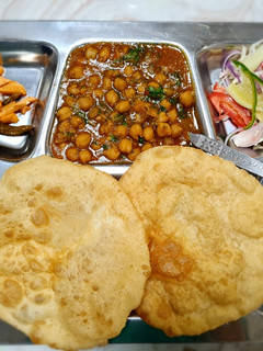 छोले भटूरे (chole bhature recipe in Hindi) रेसिपी मुख्य फोटो