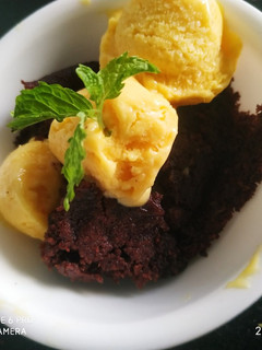 हॉट ब्राउनी विथ मैंगो आइस क्रीम (hot brownie with mango ice cream recipe in Hindi) रेसिपी मुख्य फोटो