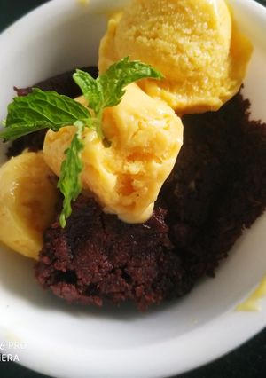 हॉट ब्राउनी विथ मैंगो आइस क्रीम (hot brownie with mango ice cream recipe in Hindi) रेसिपी मुख्य फोटो