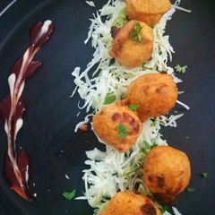 A picture of Gujarati style Batata vada.