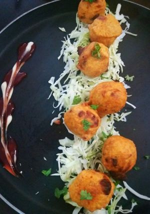 A picture of Gujarati style Batata vada.