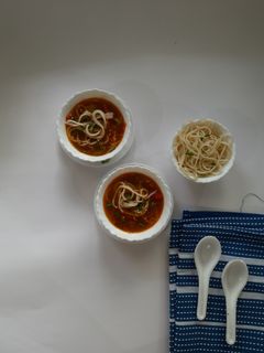 थुक्पा (Thukpa recipe in marathi) रेसिपी चे मुख्य फोटो
