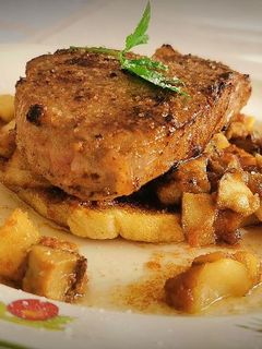 Una foto de Solomillo de Ternera con Ceps, Mousse de Pato y Cebolla caramelizada