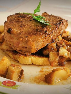 Una foto de Solomillo de Ternera con Ceps, Mousse de Pato y Cebolla caramelizada