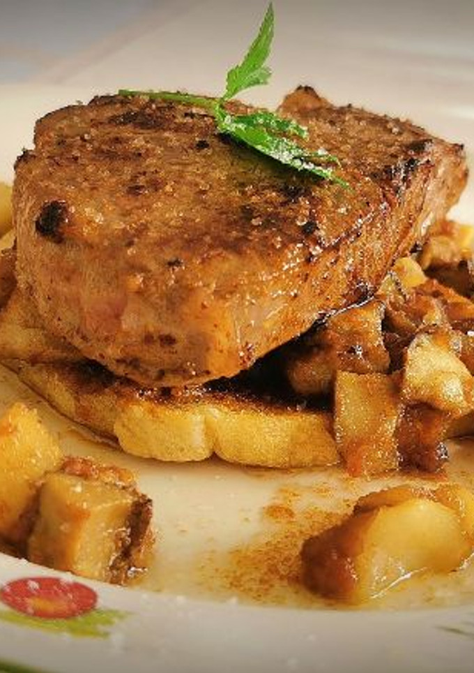 Una foto de Solomillo de Ternera con Ceps, Mousse de Pato y Cebolla caramelizada