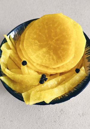 Hình của món Củ cải trắng ngâm vàng kiểu Hàn Quốc.