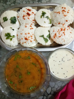 ઇડલી સંભાર(idli shabahr recipe in gujarati) રેસીપી મુખ્ય ફોટો