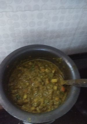 A picture of Green gravy korma.