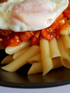 Una foto de Macarrones con salsa variada