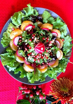 A picture of Fresh seasonal salad with French dressing.