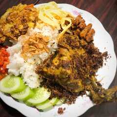 A picture of Ayam goreng kecombrang.