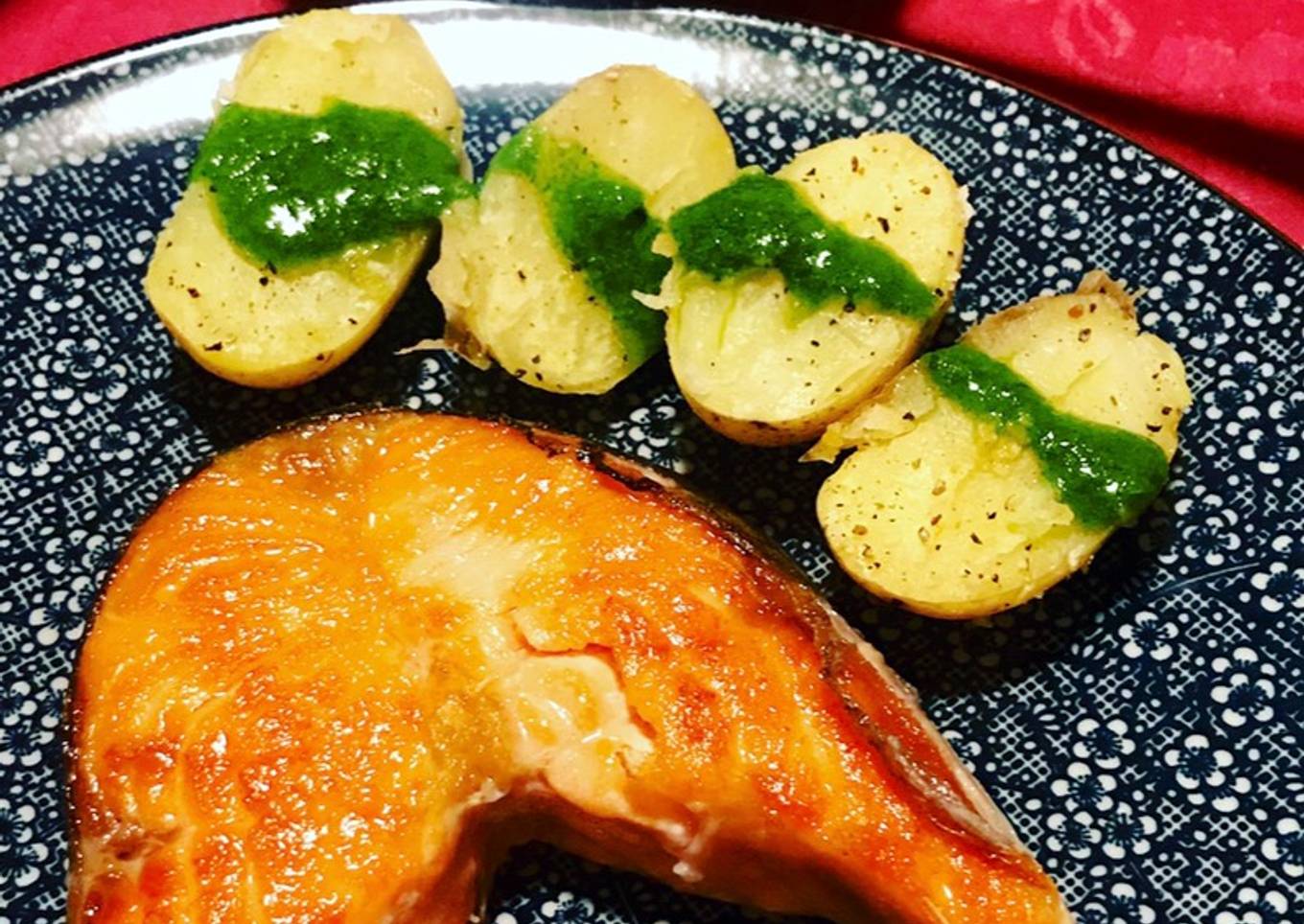 Salm贸n salvaje a la plancha con papas con mojo verde, pimienta y sal de lim贸n 馃ぉ