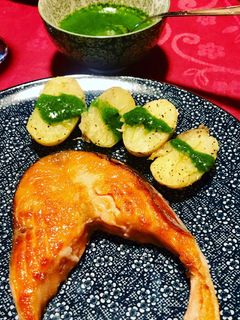Una foto de Salmón salvaje a la plancha con papas con mojo verde, pimienta y sal de limón 🤩
