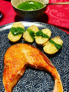 Una foto de Salmón salvaje a la plancha con papas con mojo verde, pimienta y sal de limón 🤩