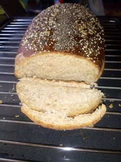 Una foto de Espectacular pan integral. Súper fácil😊