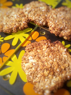 Una foto de Galletas de avena y plátano en freidora de aire COSORI 5,5L