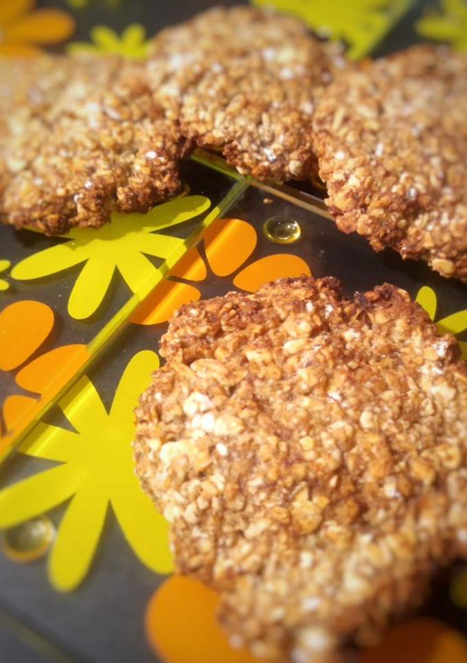Una foto de Galletas de avena y plátano en freidora de aire COSORI 5,5L