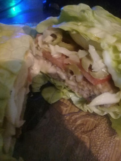 Una foto de Hamburguesa rellena de muzzarella con vegetales y huevo KETO