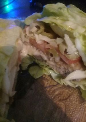 Una foto de Hamburguesa rellena de muzzarella con vegetales y huevo KETO