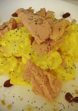 Una foto de Patatas con atún y alioli de azafrán