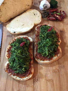 Foto di Crostoni con broccoli stufati e pomodori secchi🌷
