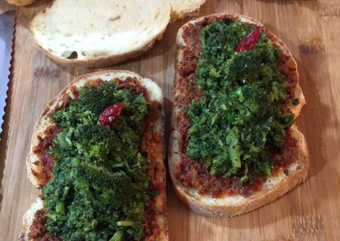 Modo semplice a Preparare Ultimate Pane caldo condito con pomodori secchi e broccoli stufati 🌷