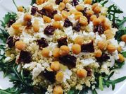 Una foto di cous cous insalata
