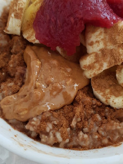 Una foto de Porridge de avena con fruta y crema de frutos secos