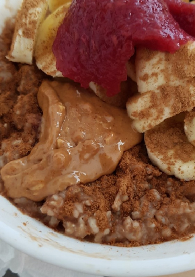 Una foto de Porridge de avena con fruta y crema de frutos secos