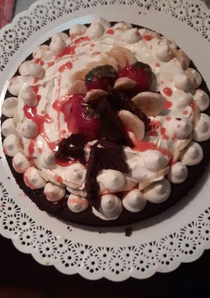Una foto de Torta de chocolate con banana y frutillas