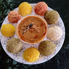A picture of Idlis with Chana dal Chutney.