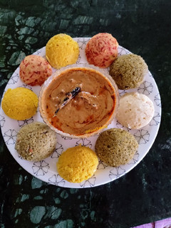 A picture of Idlis with Chana dal Chutney.