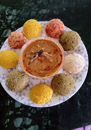 A picture of Idlis with Chana dal Chutney.