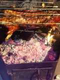 Lechón al horno y dorado a las brasas, con salsa de cacahuete